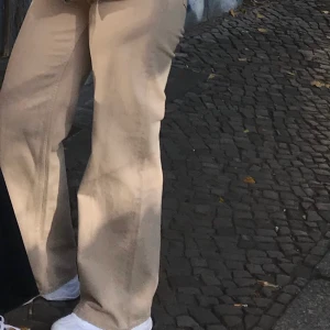 Monki Yoko jeans  - Populära yoko jeans från monki i beige! Såå snygga å fina, passar till allt! Säljer pga att jag har för många jeans!! Jag själv är 163 cm🥰 Köparen står för frakten💞