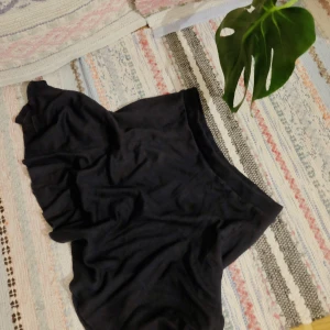 Kjolar  - Säljer nu mina två kjolar, eller den mörkblå är en kjol medan den gröna shorts men som verkligen ser ut som en kjol. De båda är jättegulliga men för små och korta på mig. Skriv om du har frågor🤗