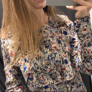 blommig blus - blommig blus från mango i strl S. väldigt söt med lite volanger och ett knäppe i ryggen. frakt på 44 tillkommer 💛