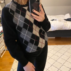 Stickad tröja  - Stickad tröja med rutmönster. Passar mig som är S-M bra. Ingen budgivning utan köp direkt för 249 kr.