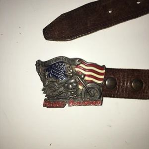 Harley Davidson bälte - Fet Harley bälte med MC och amerikansk flagga, väldigt fint skick. Möts helst inom Stockholm men frakt kan gå att lösa annars. 