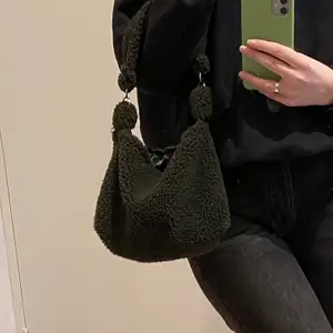 Har 4 av dessa söta handväskor i Teddy material som jag sytt själv😇 har svart foder på insidan vilket gör den ”reversible”💫 (ser grön ut på bilden, men är mycket brunare irl)