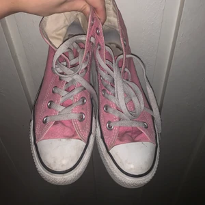 Rosa converse  - Rosa converse i strl 37 som har legat oanvända jättelänge. Bra skick för att va så pass gamla, men kommer såklart även tvätta dom innan jag skickar så kommer se mycket fräschare efteråt!💜