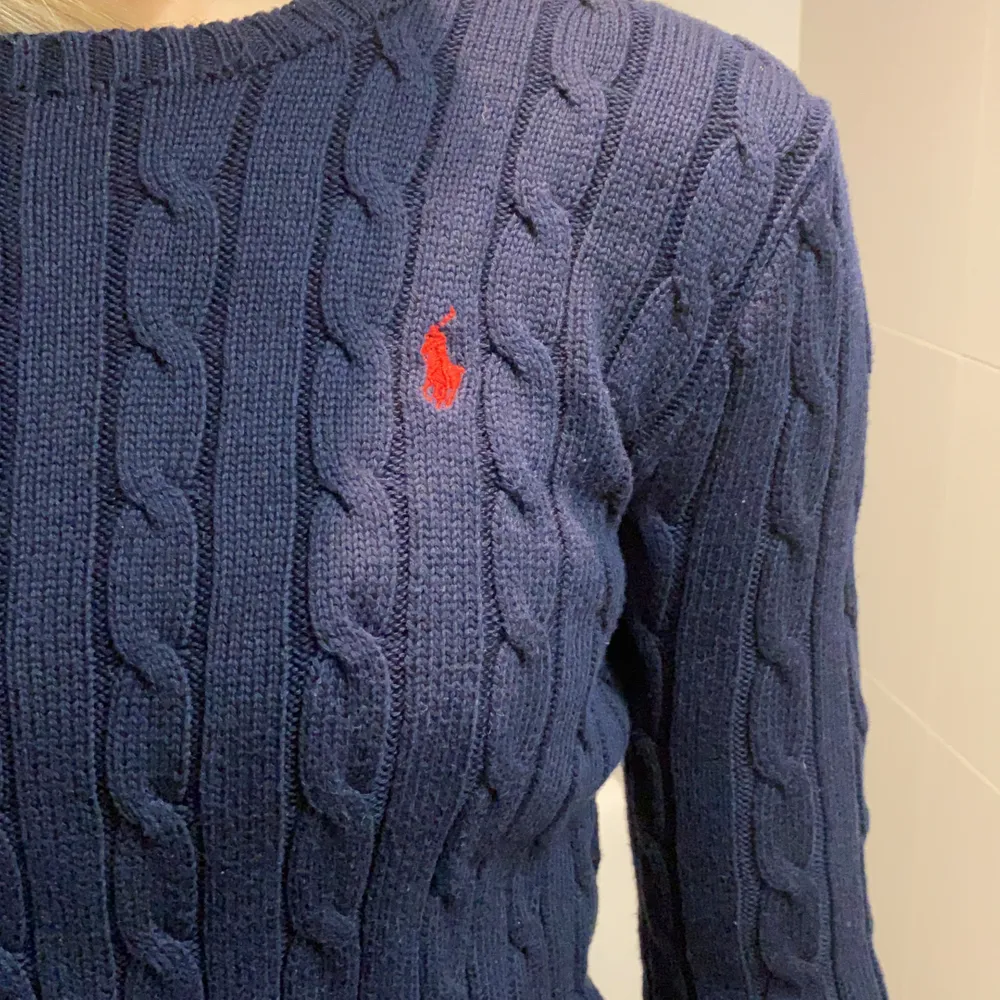 Marinblå Ralph Laruren stickad tröja i strl XS med rött märke, använd typ 5 ggr✨. Stickat.