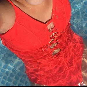 Rosa baddräkt  - En neonrosa baddräkt från Cubus. Den är mycket me rosa i verkligheten. Den är sällan andvänd och i fint skick☺️ OBS! Köparen står för frakten