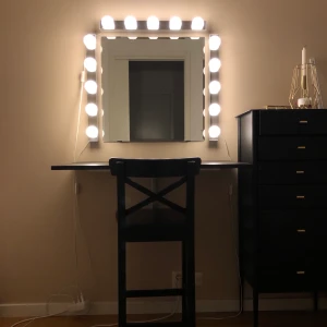 Sminkbord - Säljer spegeln, lamporna, stolen och bordet tillsammans för 500kr. Lamporna och spegeln är i fint skick. Bordet och stolen är slitna (se bild 3) därav priset, kan bli som nya igen om man slipar och målar om dom! Bordet sätts upp på väggen så man kan välja själv hur högt man vill ha det. Kan skicka fler bilder i chatten vid intresse. Hämtas i Upplands Väsby.