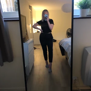 Kostymbyxor  - Kostymbyxor med vita streck på sidorna från veromoda. Jag är 162💞