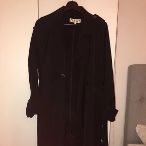 Svart tunn kappa - En helt perfekt tunn kappa från Carlings. Knappt använd då den tyvärr är för liten för mig. 