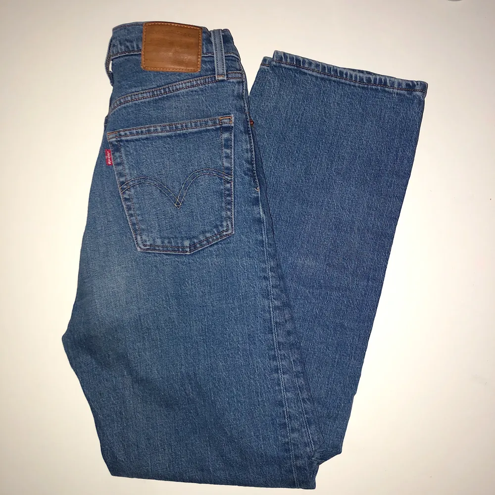 Levis ribcage raka jeans w27 l29. Toppen skick!     Nypris 1 200 kr. Modellen på bilden är 165 cm och bär storlek w27. 64 cm i midjan och 72 cm långa.. Jeans & Byxor.
