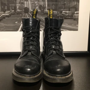 Dr. Martens Kängor  - Dr.Martens kängor, använda. Strl 37. Innersulan mäts till 24cm vilket motsvarar ca 9.4 inches (37). Mät gärna dina fötter om du är osäker. Dr.Martens skor kan skilja i storlek. Bud från minst 600kr.