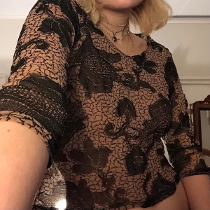 beige mönstrad topp - Superfin thriftad beige topp med svart mönster! 🤎