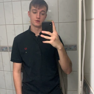 Fred Perry Piké - Pikén är i st L. Röd logga