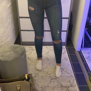 Tajta jeans med hål från Vero Moda (Pieces) i storlek Xs. Säljer för 100 inkl frakt