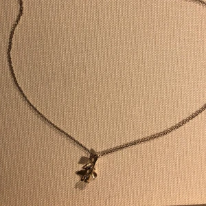 Halsband med ros  - Ett guldfärgat halsband med en liten ros som berlock 