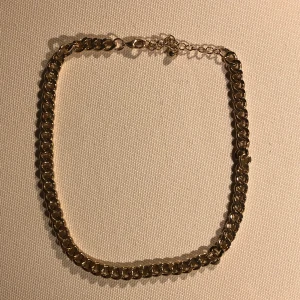 Kedja  - En guldfärgad kedja