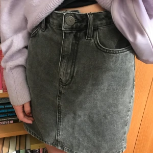 Kjol - Säljer denna gråa typkjol från Urban outfitters då den tyvärr är för liten för mig. Sitter väldigt snyggt på och vill man ha den lös, passar det perfekt för de med storleken xs.Använt några gånger men den är i superfint skick💞😊
