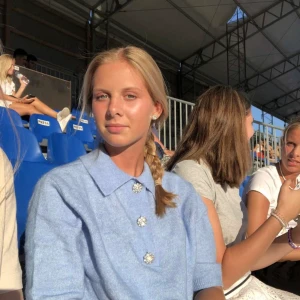 Stickad tröja  - Jättefin stickad törja. Döljer för att den inte kommer till användning. Storlek xs men passar S/ liten M. 