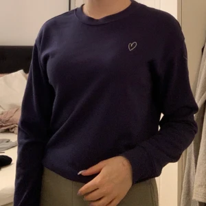 Blå tröja  - Blå tröja med litet vitt hjärta