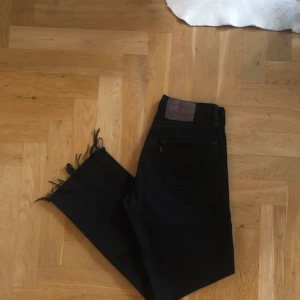 Avklippta 501:or, Levi’s  - Svarta, avklippa Levis 501:or. Svårt att se på lappen, men skulle gissa på W30, L32