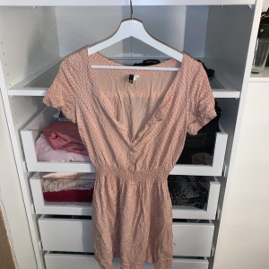 Somrig prickig klänning - Storlek 38, passar perfekt till en sommaren. Jättesöt men kommer inte till användning. Köpare står för frakt👄