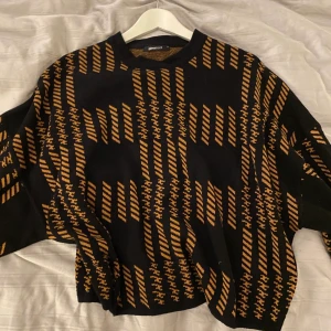 Oversized Tröja från Gina  - En jättesöt stickad tröja från Gina med coolt mönster! Sitter skönt oversized på mig som har S men blir ändå inte får lång, jättemysig