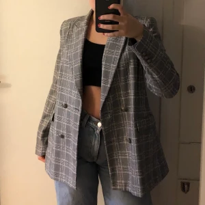 Snygg kavaj från Zara  - Super snygg kavaj från Zara. Storleken är L, men skulle säga att den är lite mindre i modellen. Säljer då den inte kommer till användning 🥰 
