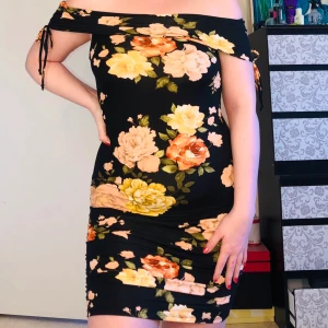 Klänning  - Svart klänning med blommor, använd endast för bild, köpt från fashionnova som ny. Storlek S