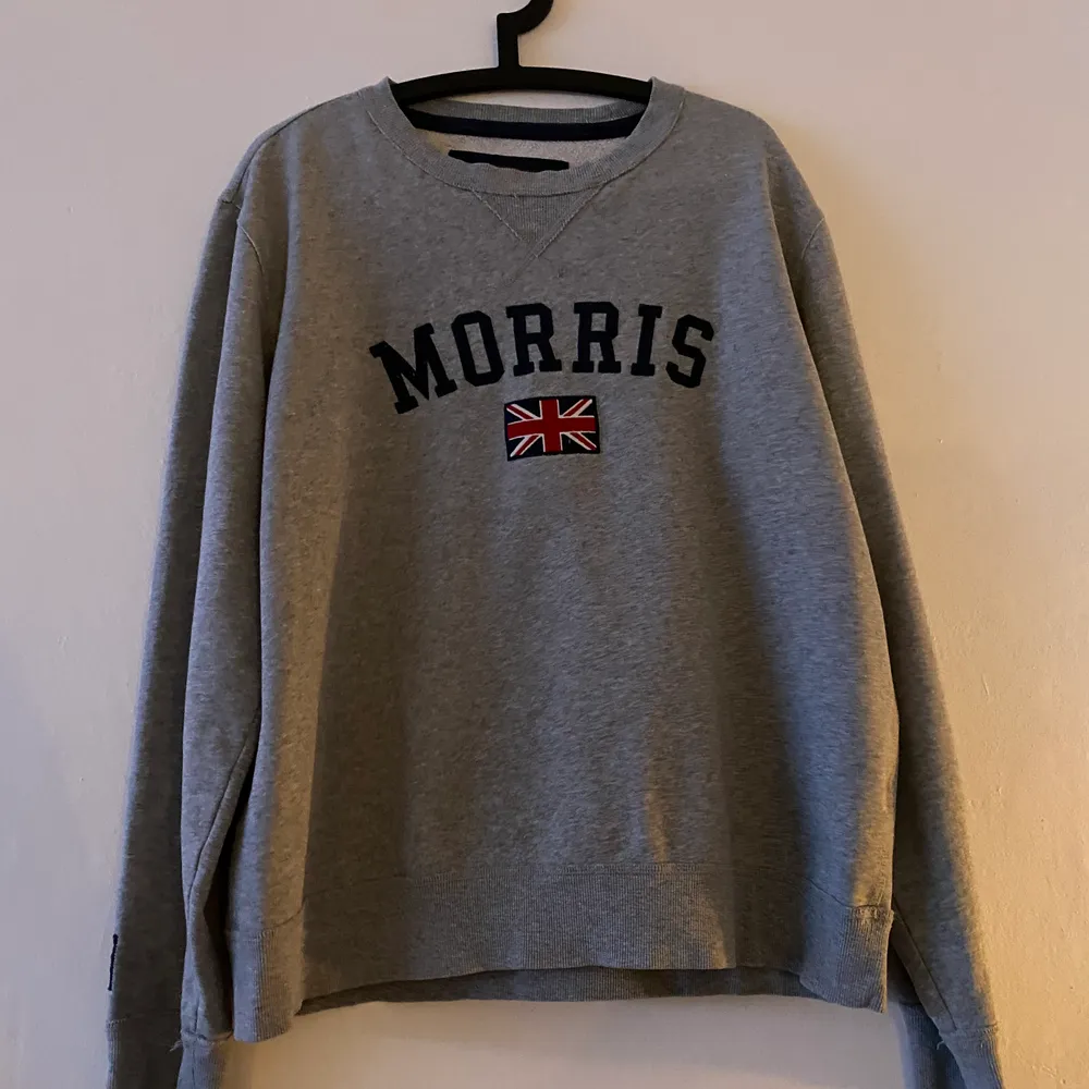 Morris sweatshirt grå, stl XL men mer som en L bud från 50kr. Köparen står för frakten!📦. Tröjor & Koftor.