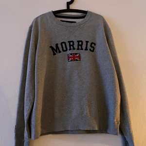 Morris Sweatshirt grå  - Morris sweatshirt grå, stl XL men mer som en L bud från 50kr. Köparen står för frakten!📦