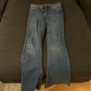 Bootcut jeans - Bootcut jeans. Kan ej ta kort på då dom ej passar. Frakt ingår