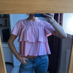 Rosa blus från Zara  - En super drömmig rosa topp perfekt till lite finare tillfällen. Storlek XS, men sitter bra på mig som brukar ha S. Helt oanvänd från Zara. Hör av er vid frågor💞💞