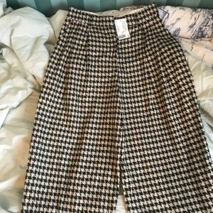 Rutiga kostymbyxor - Oversized rutiga kostymbyxor från H&M, oanvända i storlek 36! Nypris 499kr🖤🤍