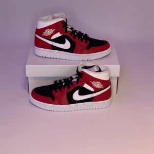 Jordan 1 mid - Helt nya, aldrig använda! Storlek 39