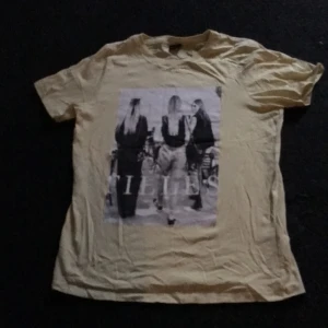 T-shirt - Nu säljer jag denna jätte fina tröja från ginatricot, köpte denna i somras men har ingen användning av längre! Priset är 50 + frakt❤️