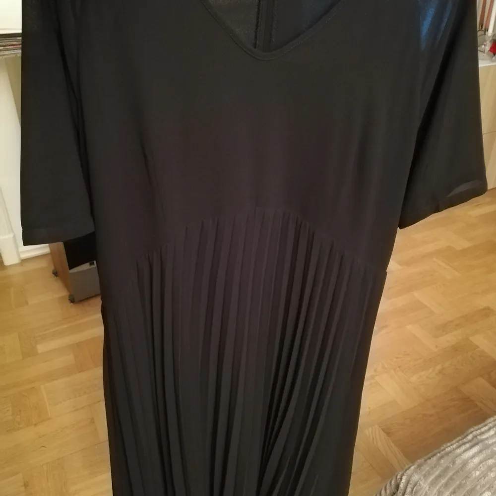 En fin svart Plisserad klänning i storlek M /40. . Klänningar.
