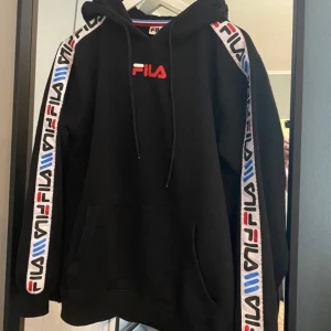 Fila hoodie - LÅNDE BILDER!  Kan skicka egna bilder vid intresse. Den nästan aldrig använd så de är i nyskick! Köparen står för frakt 📦 