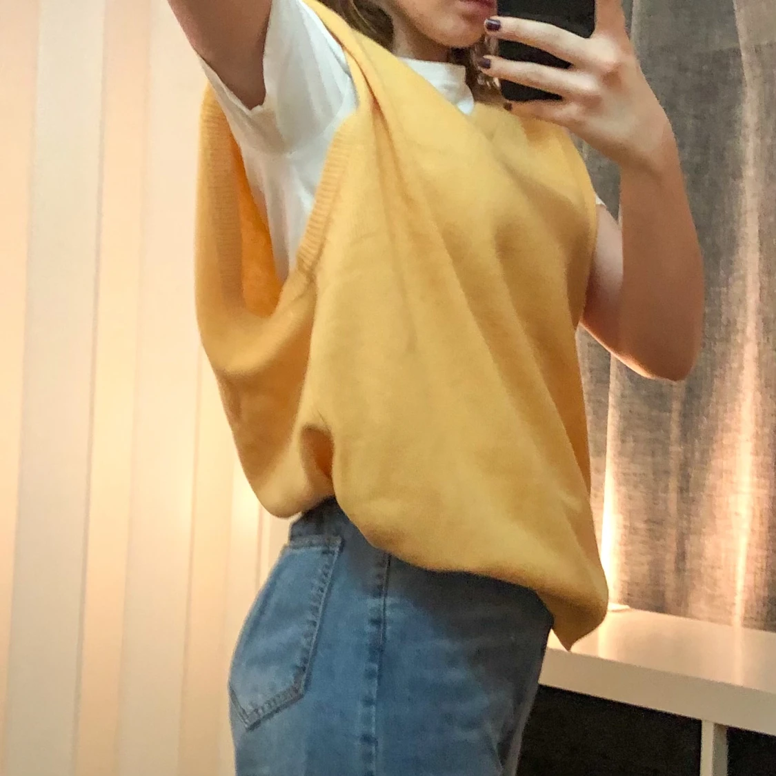 Gul stickad väst - 90