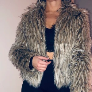 Pälsjacka  - Faux Päls från Nelly. Storlek 36. Köparen står för frakt 