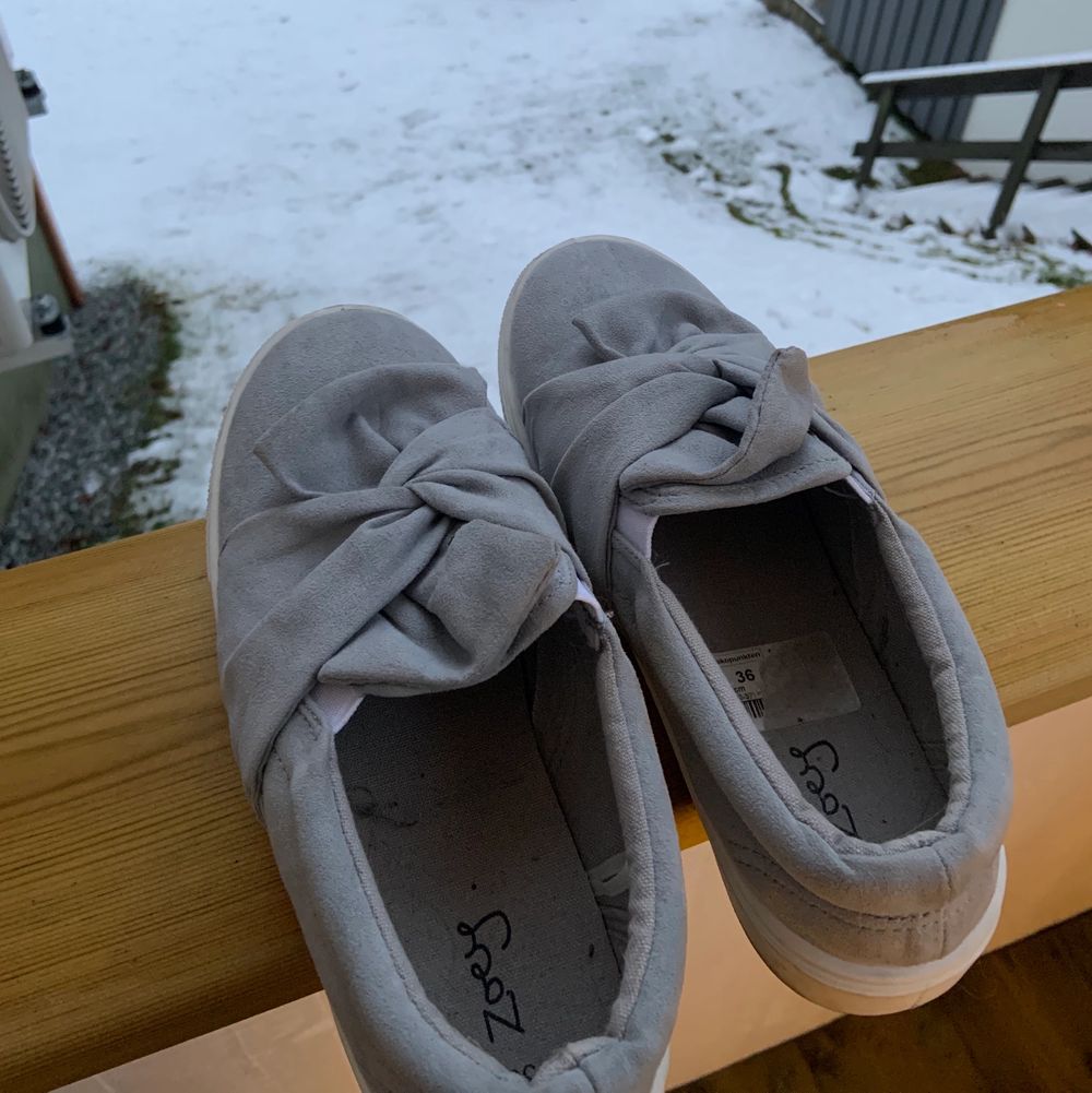 Gråa skor från skopunkten. Använda men inte sönder eller så . Skor.