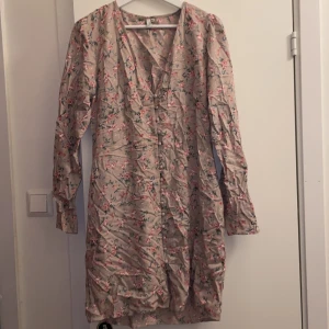 Klänning från Nelly  - Säljer då det inte helt är min stil