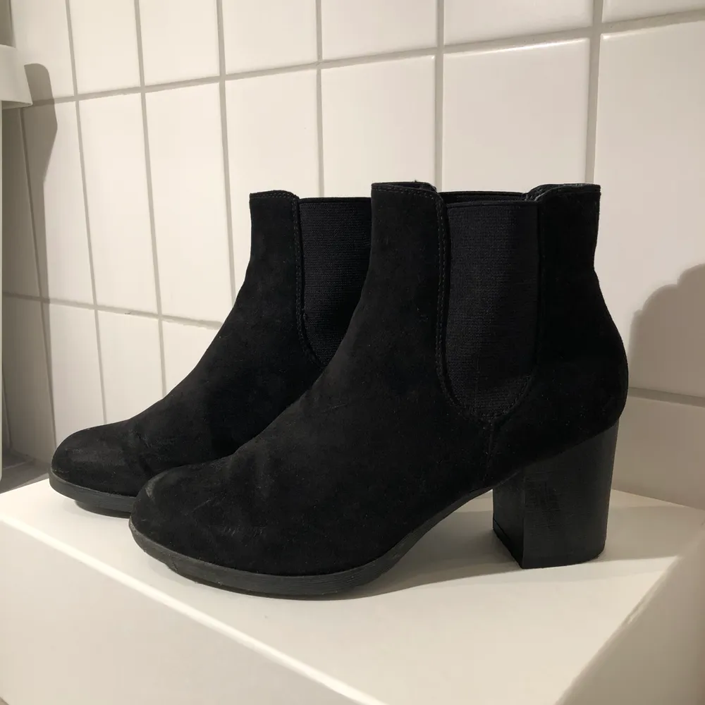 Fake mocka boots i storlek 39, slitningar framtill. Köparen står för frakten.⚡️ . Skor.