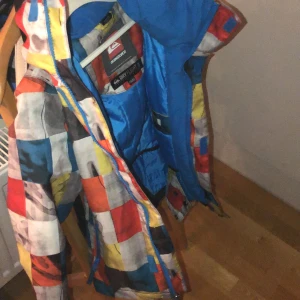 Vinterjacka/skidjacka - Har använd den ett fåtal gånger, säljer på grund av att jag har växt ur den, är 156 och är Xs i barnstorlek, 200+ frakt (ska kolla upp om någon är intresserad angående det exats fraktpriset men vi utigår från 63 kr)