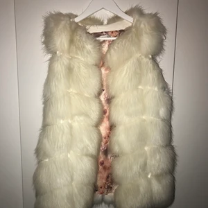 Pälsväst - Pälsen i jättefint skick! Använd fåtal gånger. 100kr eller högsta bud 