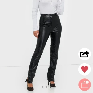 Läder byxa - Säljer dessa snygga läderbyxor pga har för många. De är andvända 1 gång så de är i nyskick. Nypris 389kr.