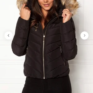 Hollies jacka - Säljer min hollies jacka i storlek 38 då jag föredrar längre jackor och den inte kommer till någon användning. Använd ca. 2-3 gånger och är som i nyskick. Pris kan diskuteras:) möts upp i Göteborg eller fraktar.