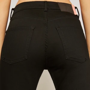 Acne jeans 24/30 - Tidlösa, skitsnygga Acnejeans. Hög midja, smala ben och aningen cropped. Modell: Melk Stay Black. Knappt använda, säljer pga gravid 💔 storlek 24/30 men kan passa mindre också. Nypris 2100kr. Sitter tight och stilrent! Köparen står för porto, kan mötas upp i Stockholm. 