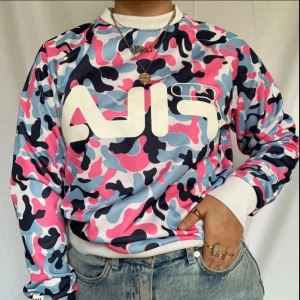 FILA TRÖJA - BALL Fila tröja i sjukt snyggt mönster 🔥 så snygga färger också Perfekt skick! STRL S😍