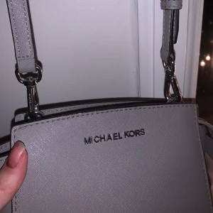 ÄKTA MICHAEL KORS VÄSKA  - Säljer en skitsnygg grå väska som är köpt i en michael kors butik i LA. Köpt 2017 och inte använd mycket sen dess. Nypris runt 1500, säljer för 600. Var inte rädd för att ställa frågor 🥰 Jag bjuder på frakt! 