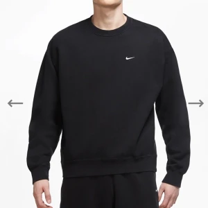Nike Sweatshirt - Helt oanvänd svart nike sweatshirt. Köpt för 800 , nypris: 500kr men priset kan diskuteras!! Möts upp i Sthlm eller Uppsala 
