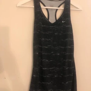 Träningstop från Nike strl M - Vad: Träningstopp från Nike Storlek: M Material: 100 % polyester  Skick: Använd några gånger. Men fint skick. Hittar inget att anmärka på.  